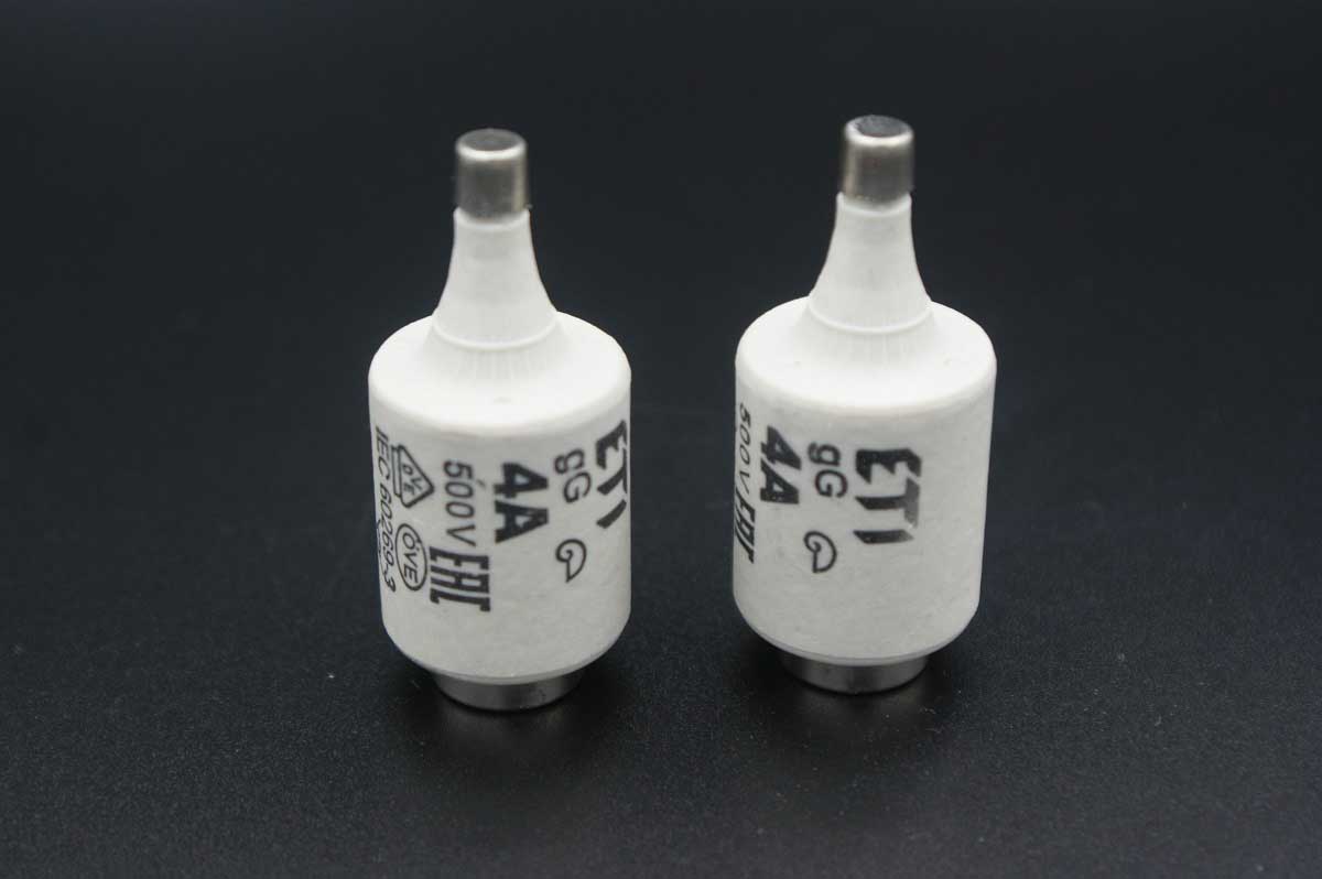 002312402                      Fusible tipo botella gG, 4A, 500VAC, 500VDC, de cerámica, DII