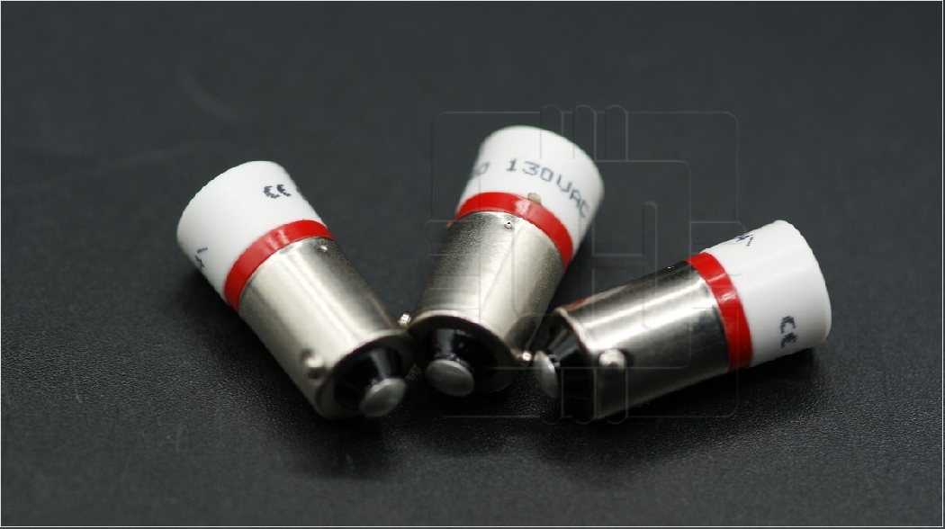10-2H24.2052                    Lámpara tipo balloneta, LED; rojo; BA9S; 130VAC; Nr diodos: 1; OptoHiT; Marca: EAO