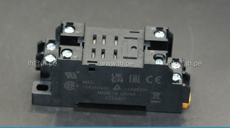 PTFZ-08-E                      Base para 8 Pines, 15A, 250VAC, riel DIN, marca Omron