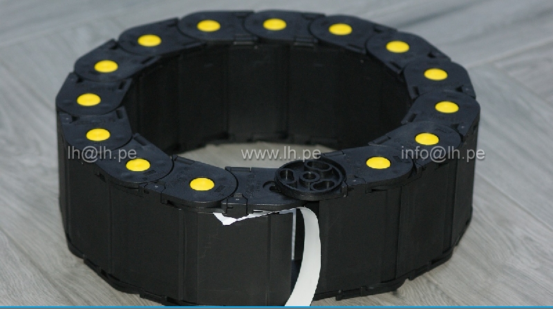 SR445PU100150           Cadena Porta Cable PVC Nylon, Ancho. Ext. 120mm x Alto 65mm, R=150 Cerrada, Marca Brevetti