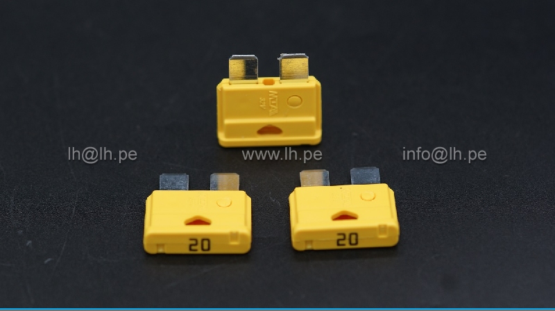 AMF-20A      Fusible tipo uña 20A, 32V, 19mm, UNIVAL, MTA