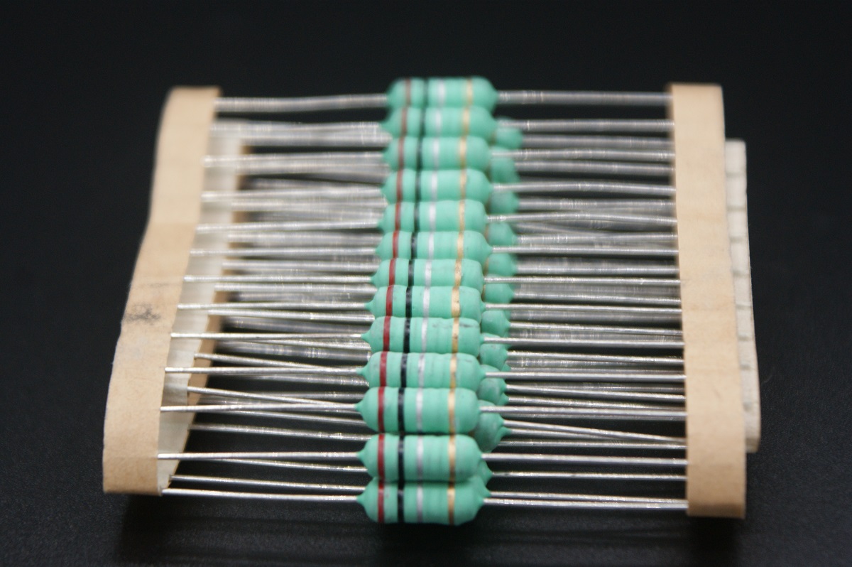 KNP02SJ020KA10                     Resistor bobinado 200mΩ, 2W, ±5%, 5x12mm