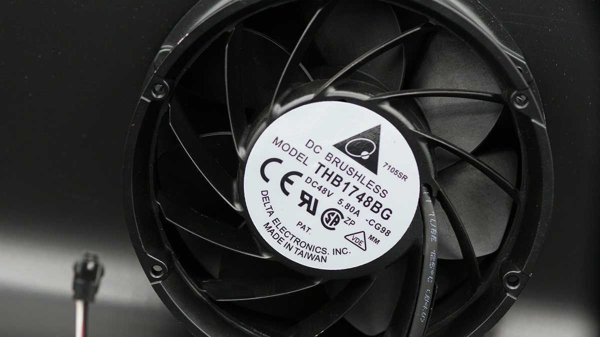 THB1748BG-CG98         Ventilador de refrigeración 172x172x51mm, 48VDC, 5.8A , con 3 cables y conector Delta