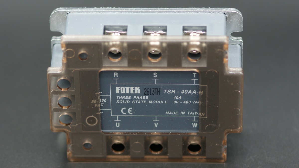 TSR-40AA-H                     Rele de stado solido trifásico 40A entrada, 90-250 VCA carga 24-480VAC, FOTEK