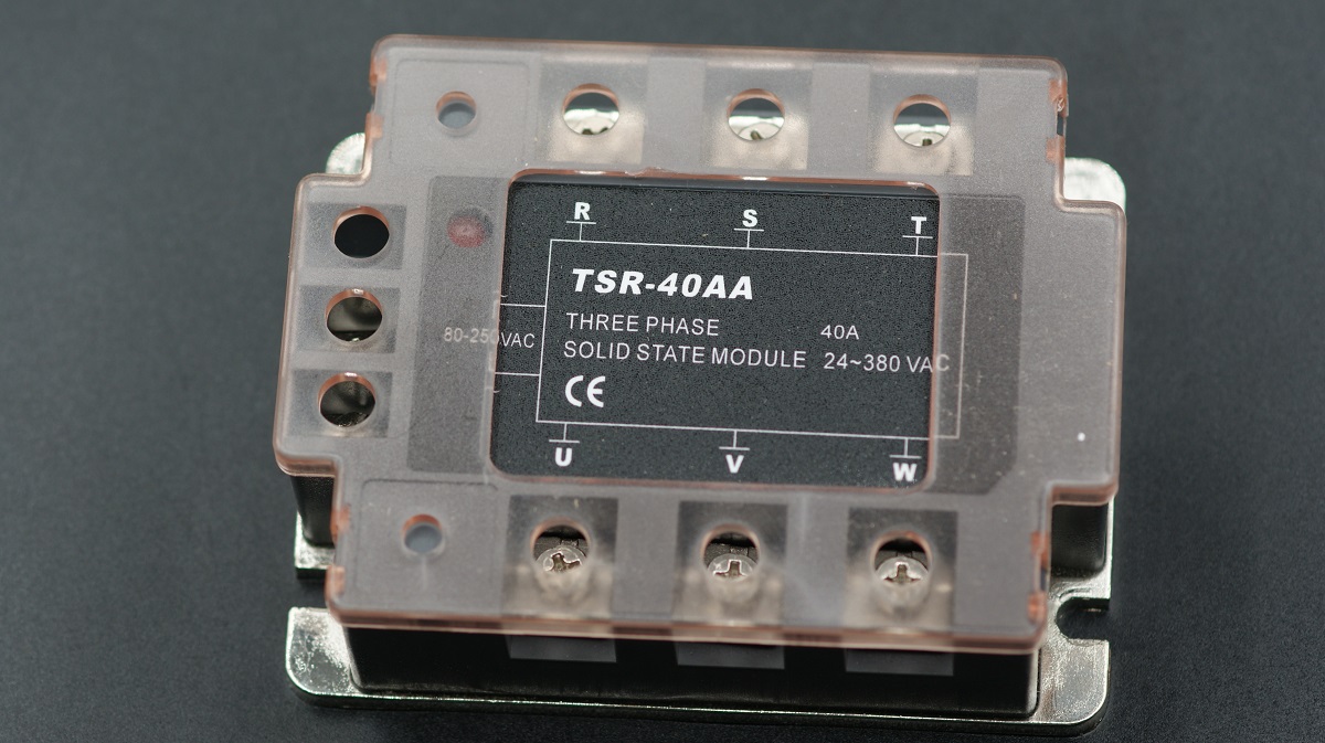 TSR-40AA                 Relé estado sólido SSR trifásico 40A, 24-380V, Marca: Fotek