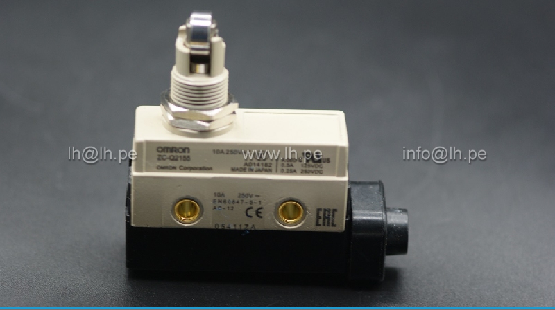 ZC-Q2155                 Microconmutador SNAP ACTION, 10A, 250VAC, con roldana longitudinal, SPDT, marca Omron