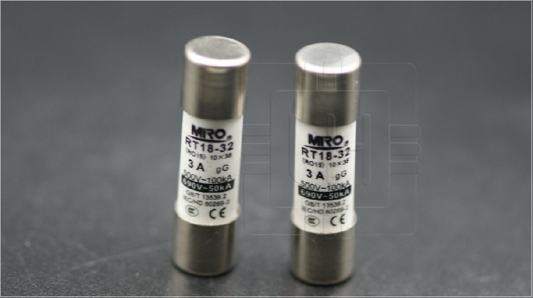 RT18-32-3A                   Fusible tipo cartucho (RO-15) 10x38mm, 3A, 500V, 100kA, 690V, 50kA, gG, Marca: MIRO