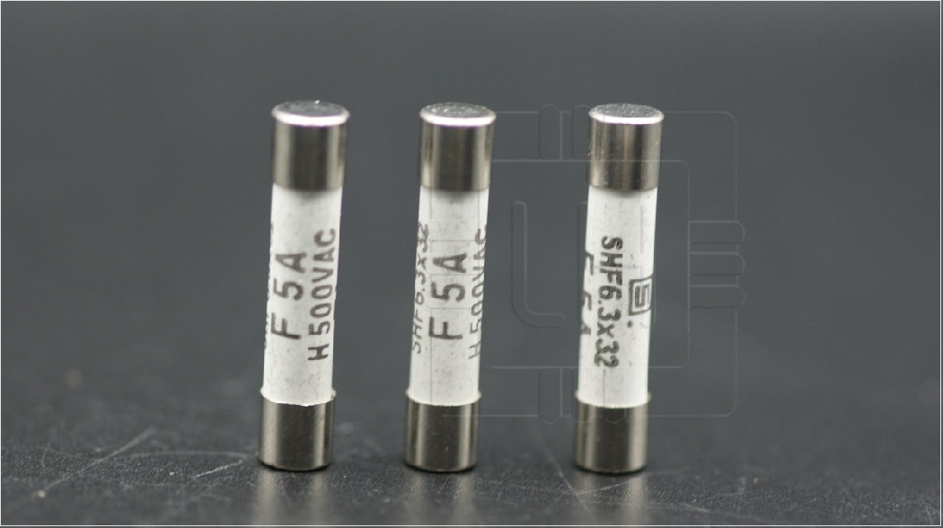 8020.5075             Fusible cerámico, rápido, 5A, 500V, 6x32mm, marca Schurter