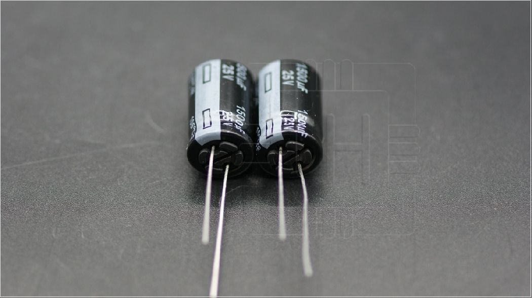 EEUFR1E152                  Condensador: electrolítico; low ESR; THT; 1500uF; 25VDC; ±20%; 18mΩ