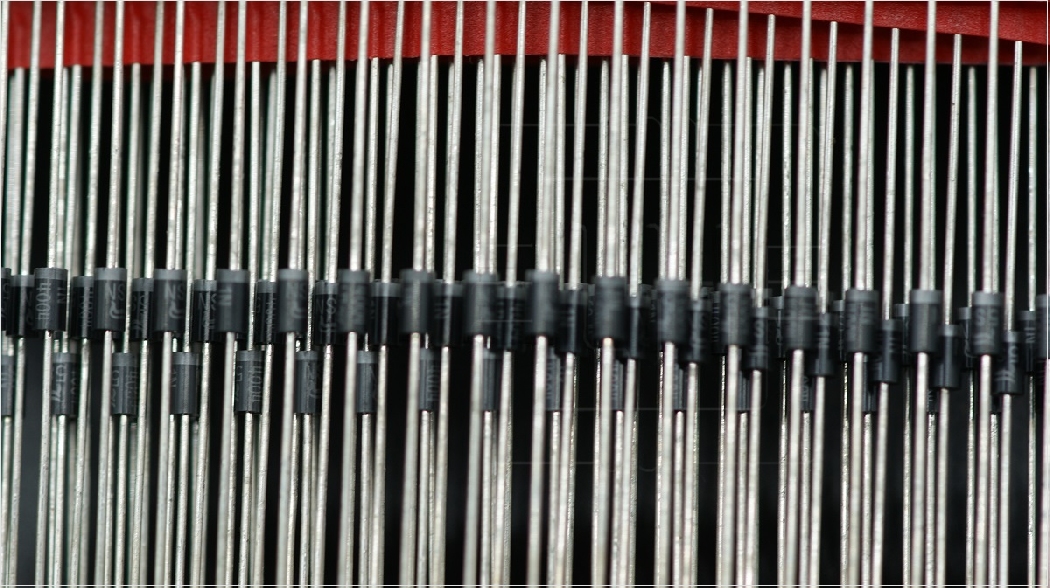 1N4004                 Diodo: rectificador; THT; 1A, 400V; Ammo Pack; Ifsm: 27A; Ufmax: 1,1V