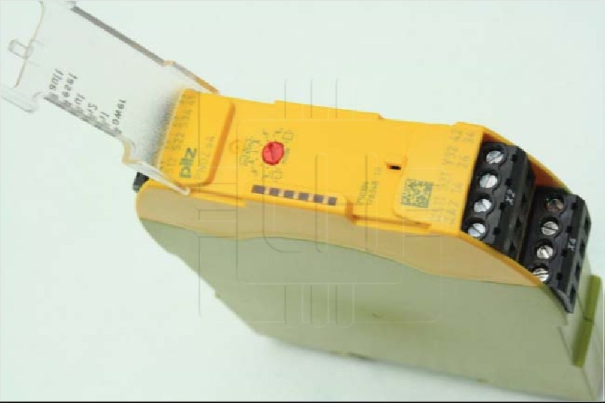 750104 PNOZ S4       Relay de seguridad PNOZ s4, 24VDC, Montaje: DIN