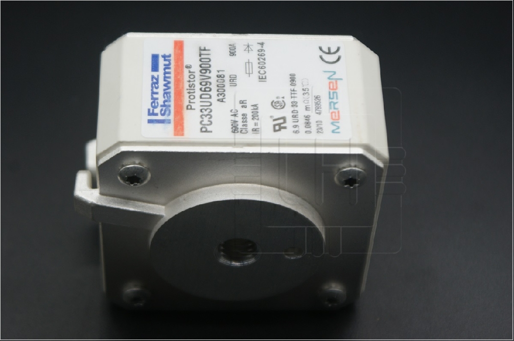 A300081 PC33UD69V900TF                   Fusible de alta velocidad, cuerpo cuadrado Protistor, Tamaño 33, 900A, 690VAC, aR, Con Percutor Contacto terminal rosca métrica, Marca: Mersen